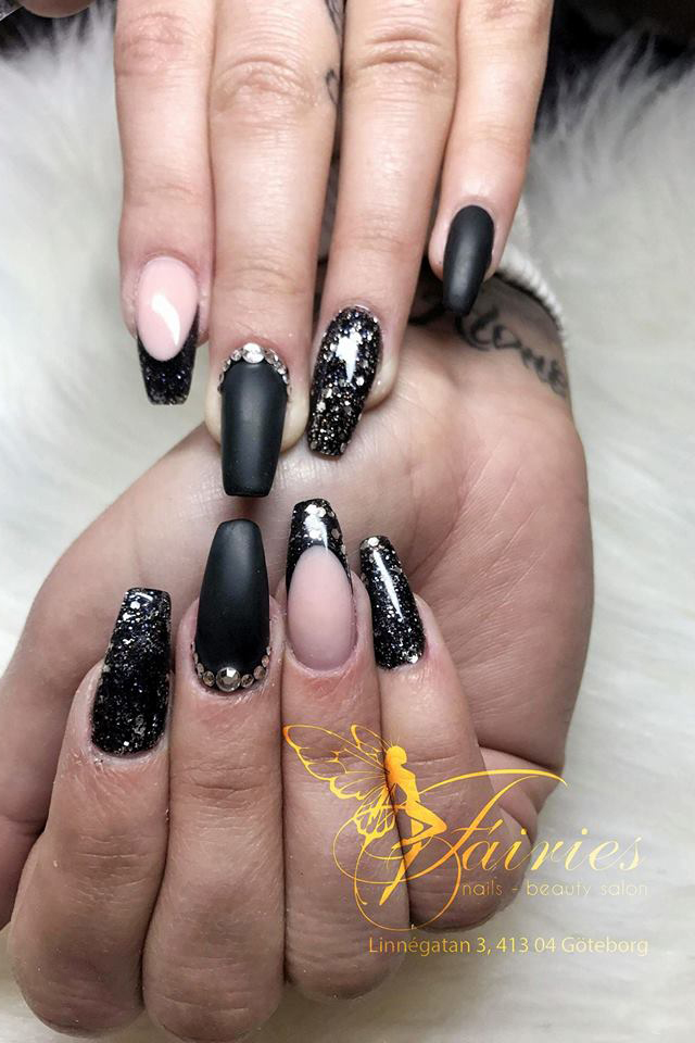 Svarta och glittriga naglar